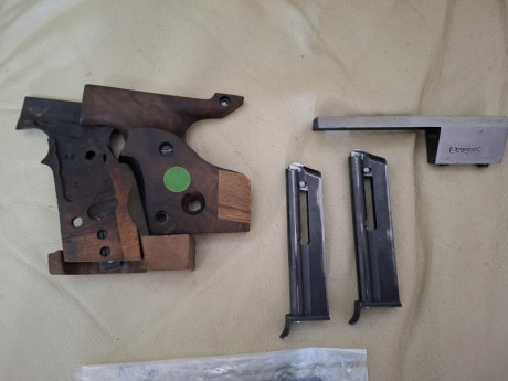 Vendo dos pistolas Unique, una del 22 lr, y otra de 32 sw, ambas en perfecto estado de uso y funcionamiento.

No 22