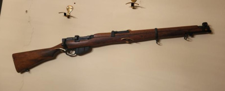 Pues eso, vendo esta magnífica reproducción de fusil un SMLE Lee Enfield Nº1 Mk III* de la marca española 02