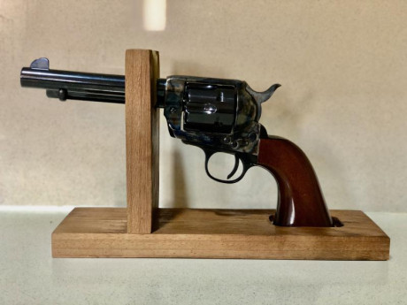 Vendo revólver Pietta del calibre 45Lc, el revólver tiene pegados 20 tiros, para ver y probar estoy en 01
