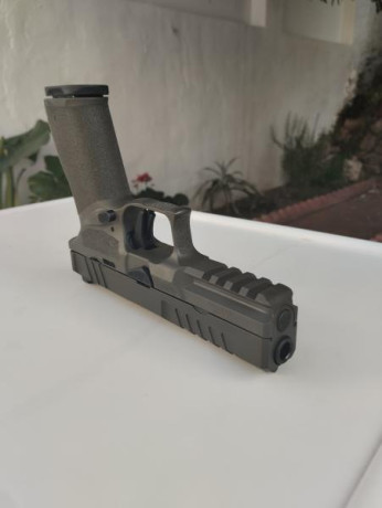 Vendo pistola Echelon de 9mm. Comprada nueva. Ha disparado 50 cartuchos, trae dos cargadores, uno de 17 22