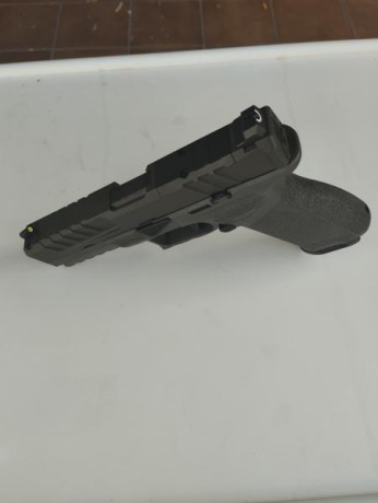 Vendo pistola Echelon de 9mm. Comprada nueva. Ha disparado 50 cartuchos, trae dos cargadores, uno de 17 21