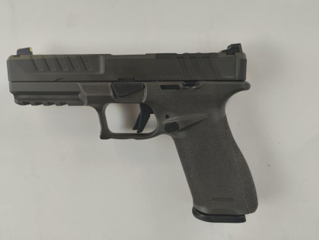 Vendo pistola Echelon de 9mm. Comprada nueva. Ha disparado 50 cartuchos, trae dos cargadores, uno de 17 20