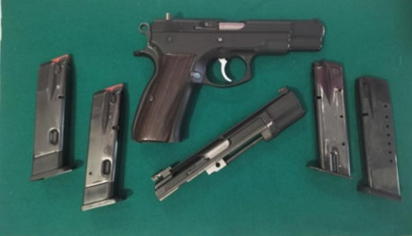 Vendo CZ 75B, con el kit del 22, y cachas originales y otras de madera. Solo utilizada en precisión. Pocos 00