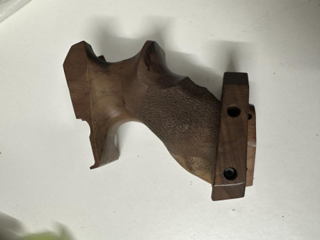 He comprado recientemente esta pistola y la cacha no me sirve.

Talla L, de nogal y sin masilla. Tiene 01