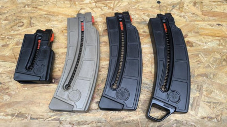 Vendo material para la carabina de Smith & Wesson M&P15-22:   

Cargadores: cortos 35 euros. Largos 00