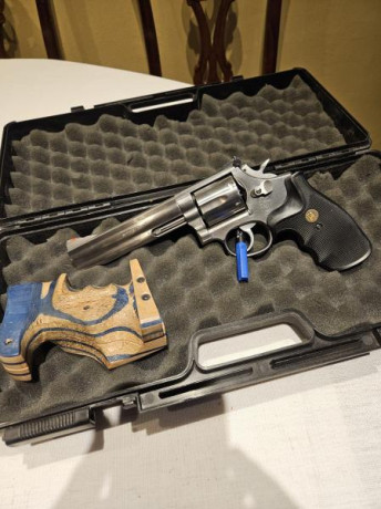 Smith & Wesson 686, con poco uso, calibre 357 magnum, cachas de goma y de tiro. Está en Madrid. 575 00