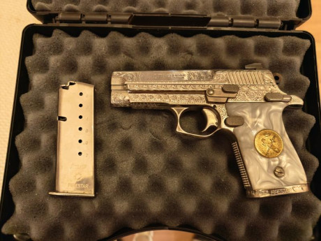 Se vende pistola Star m43 Firestar, calibre 9x19, ornamentada con diversos motivos.
Se vende con 2 cargadores 02