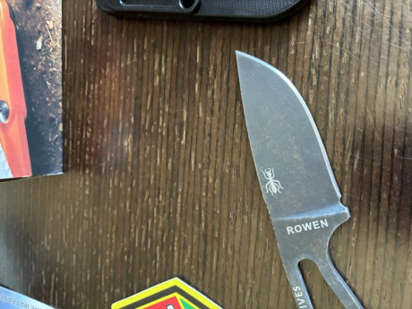En venta este Izula acabado black oxide, totalmente nuevo con caja y accesorios originales.
Como extras 01