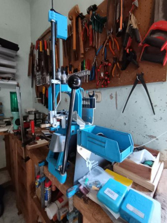 Buenas tardes, vendo prensa Dillon 550 para calibre 9mm,con dies originales. Soporte para su instalacion. 01