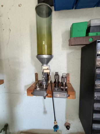 Buenas tardes, vendo prensa Dillon 550 para calibre 9mm,con dies originales. Soporte para su instalacion. 00