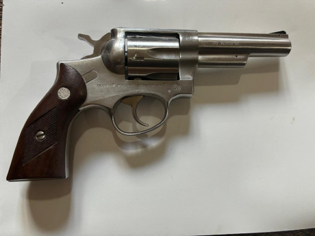 Hola a todos. 
Un conocido me ha pedido el favor de publicarle unas armas que tiene a la venta.

-Star 11