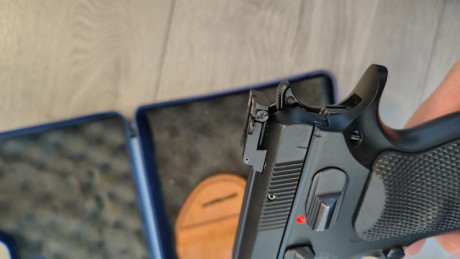 Se vende un revolver manurinh del 32, acompañado de visor de tiro, gafas de tiro, etc
Se vende CZ 75 preparada 00