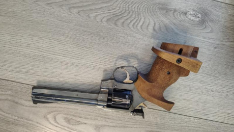 Se vende un revolver manurinh del 32, acompañado de visor de tiro, gafas de tiro, etc
Se vende CZ 75 preparada 10
