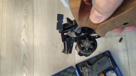 Se vende un revolver manurinh del 32, acompañado de visor de tiro, gafas de tiro, etc
Se vende CZ 75 preparada 20