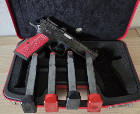 Arma en Madrid
Precio 1200E
Tanfoglio Stock 3, con 4 cargadores con sus tapas extendidas. (Dos rojas, 02