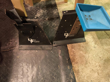 Vendo soporte para prensa dillon 550.  650. 750. Con rampa para balas y bandeja de proyectiles. 120 mas 10