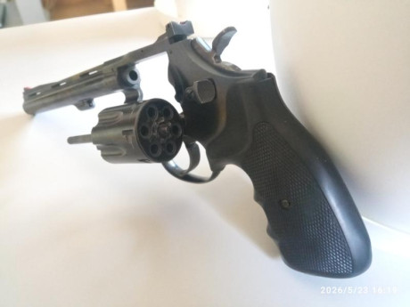 REVOLVER LLAMA CALIBRE 22LR DE 6" GUIADO CON F POCO USADO,  MUY CUIDADO.
PRECIO 140 €.  GASTOS DE 01