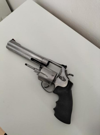 Smith &Wesson modelo 629 classic en calibre 44 magnum y 6 pulgadas guiado con licencia A. Se encuentra 00