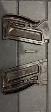 Vendo estas cachas originales de Walther P38 de IIGM en perfecto estado con su tornillo. 
Digo que son 01