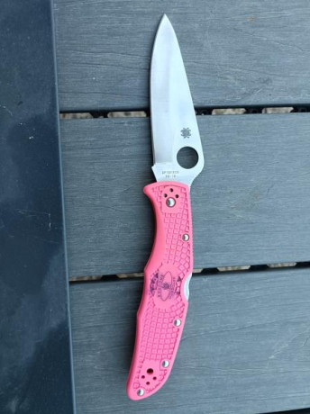 Spyderco endura 4 en VG-10 nueva sin uso, pero con restos de rotulador en una cacha y clip semipulido 02