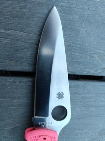 Spyderco endura 4 en VG-10 nueva sin uso, pero con restos de rotulador en una cacha y clip semipulido 10