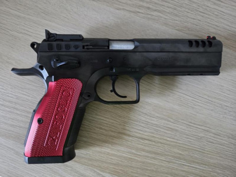 Arma en Madrid
Precio 1400E
Tanfoglio Stock 3, con 4 cargadores con sus tapas extendidas. (Dos rojas, 01
