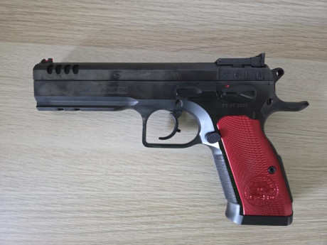 Arma en Madrid
Precio 1400E
Tanfoglio Stock 3, con 4 cargadores con sus tapas extendidas. (Dos rojas, 00