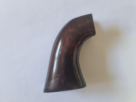 Vendido. Se vende cachas de madera para revolver tipo COLT 1873 en muy buen estado. Dos unidades con distintos 02