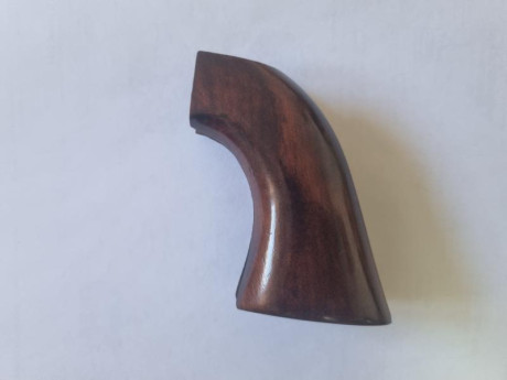 Vendido. Se vende cachas de madera para revolver tipo COLT 1873 en muy buen estado. Dos unidades con distintos 01