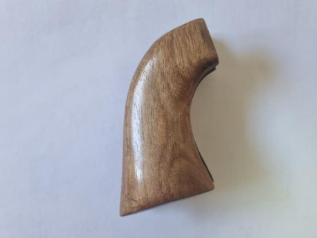 Vendido. Se vende cachas de madera para revolver tipo COLT 1873 en muy buen estado. Dos unidades con distintos 00