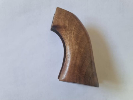 Vendido. Se vende cachas de madera para revolver tipo COLT 1873 en muy buen estado. Dos unidades con distintos 10