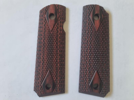 Se vende cachas de madera para pistola COLT 1911 nuevas. Precio 15 euros. Tlf.607609326 01