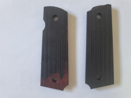 Se vende cachas de madera para pistola COLT 1911 nuevas. Precio 15 euros. Tlf.607609326 00