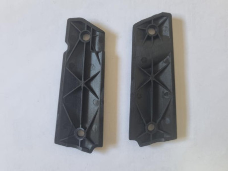 Se vende cachas de resina para pistola COLT 1911 nuevas. Precio 10 euros. Tlf.607609326 00
