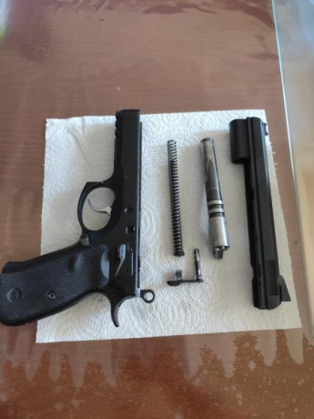 Se venden por no usar 
La CZ SP01 está a mitad de su vida, según revisión en la armería.
Se vende con 00