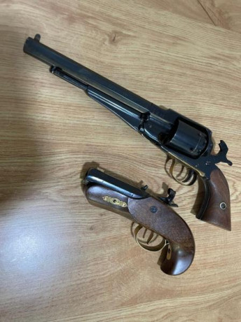 - Revólver Remington 1858 Santa Bárbara, cal 44, funcionando correctamente, no nuevo pero en buen estado. 01