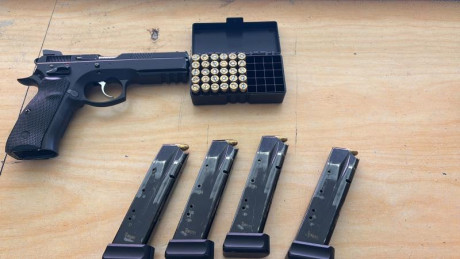 Hola, vendo mi CZ75 SP01 Shadow. Está impecable, soy su segundo dueño. Lo que vendo es: 

- Pistola
- 01