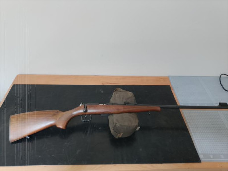 Estupendamente conservada, es un arma de una belleza tremenda. Viene con miras abiertas metálicas y alza 01