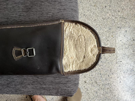 Vendo por no usarla…engrasada y preciosa,con interior de borreguillo,cierre hebilla y asa para transportar.
Medida…largo 00