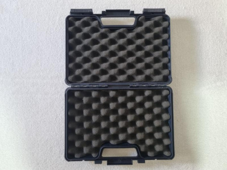 VENDIDO vende caja de Pistola WALTHER con medidas 28x17,5x6,5 cm en muy buen estado. Precio 15 euros. 00
