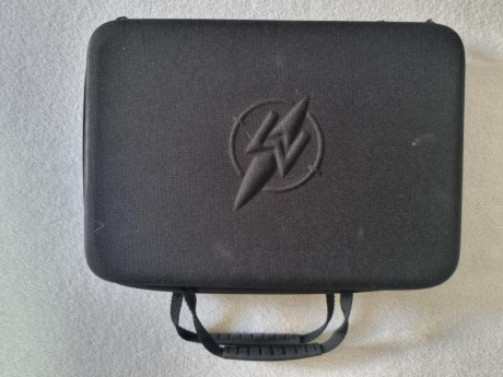 Se vende funda rigida de Pistola con medidas 30x21x6,5 cm. Precio 5 euros. Tlf.607609326 01