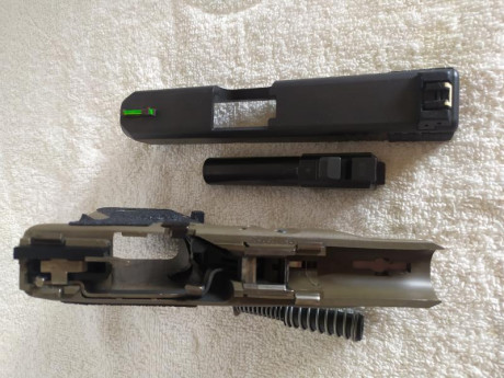 completa ,con 3 cargadores, fiable,con pocos disparos.Nunca tiró una competencia con la pistola,estuvo 02
