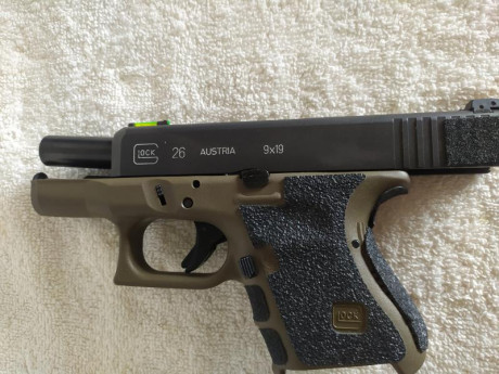 completa ,con 3 cargadores, fiable,con pocos disparos.Nunca tiró una competencia con la pistola,estuvo 01