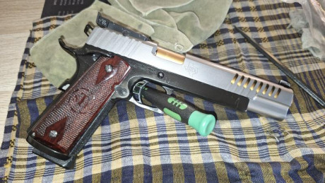 Se vende STI TARGET MÁSTER,  customizada por Masip. 
Está en un estado impecable, y con el disparador 11