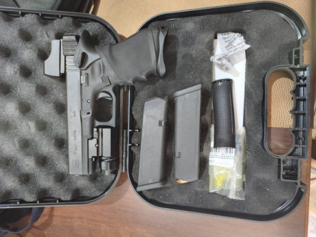 Se vende Glock 17 poco uso comprada y tuneada por capricho
Precio 550€ lo que se ve en las fotos 02