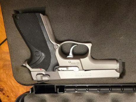 Vendo pistola 9 mm modelo 6906 con poco uso, tiene dos cargadores y su caja 350€ 01