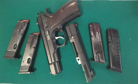 Se vende CZ 75 + kit del 22Lr.
Utilizada en precisión. 
Afinada por armero, con todo el conjunto de muelles 01