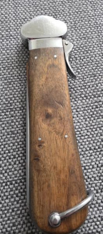 Cuchillo de gravedad de la Luftwaffe, modelo 1, pieza muy díficil de conseguir en España.
Pieza original.
Está 22