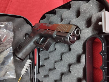Vendo una Glock 19 de 5ª gen. Comprada nueva el mes pasado, usada sólo una vez. La vendo porque no me 02
