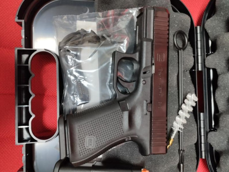 Vendo una Glock 19 de 5ª gen. Comprada nueva el mes pasado, usada sólo una vez. La vendo porque no me 00